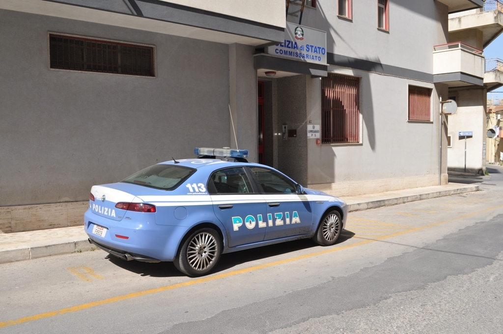 Prende poliziotti a colpi di spranga