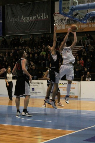 matteo iabichella penetra a canestro