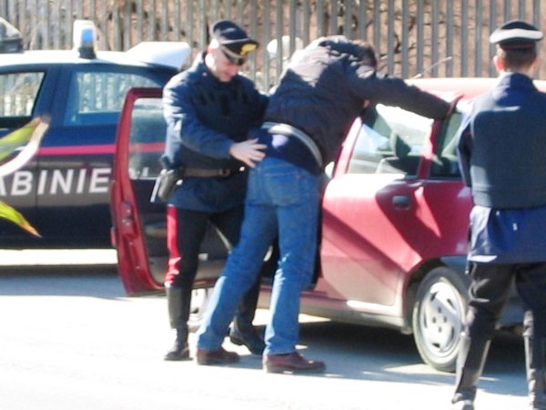 carabinieri_perquisiscono_uomo