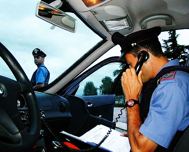 La moglie va via di casa e lui si vuol buttare dalla finestra