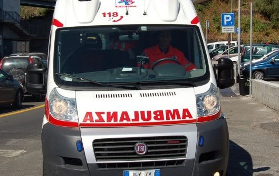 Auto contro un muro