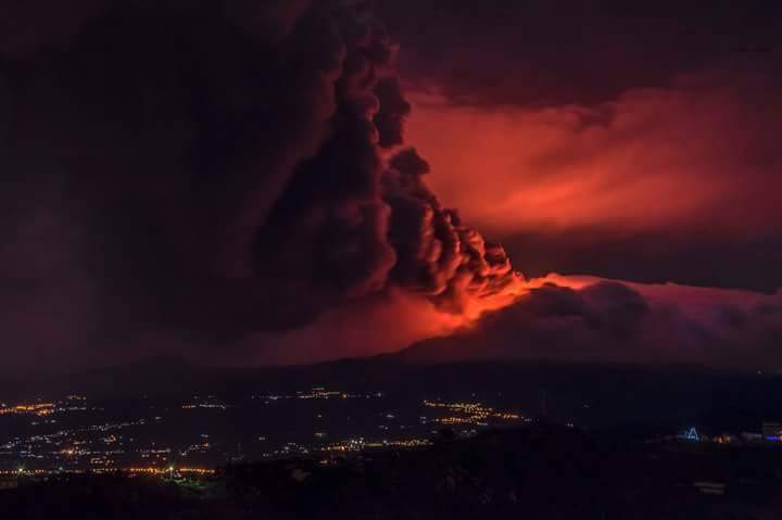 L'etna erutta, aeroporto in tilt