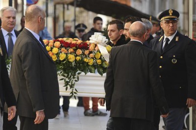 L'arrivo del feretro di Loris alla chiesa di Santa Croce. La accompagna il padre, Davide | Foto Ansa