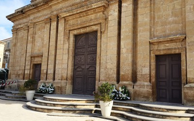 In mattinata già c'erano alcune corone di fiori davanti alla chiesa di Santa Croce