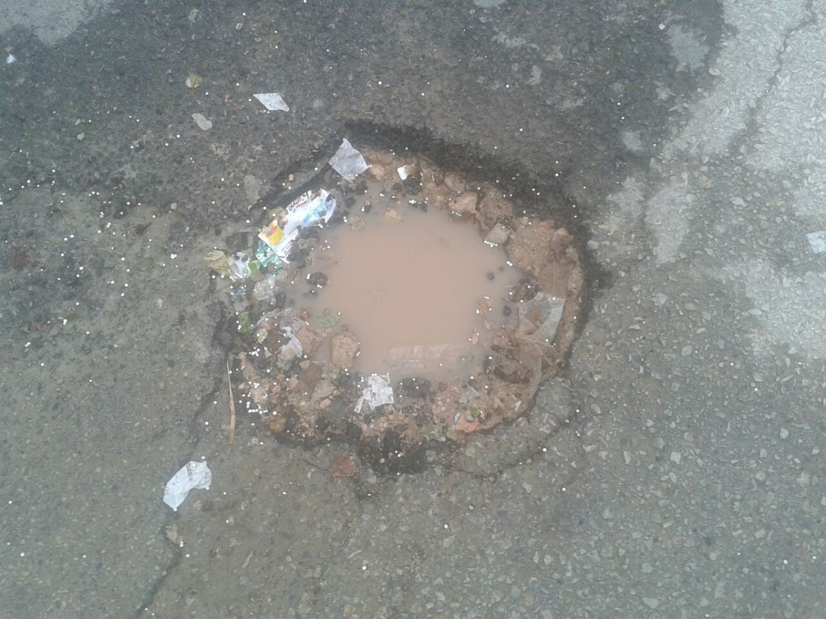 Le foto delle strade colabrodo a Marina di Ragusa. La denuncia del consigliere Laporta