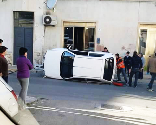 auto_capovolta1