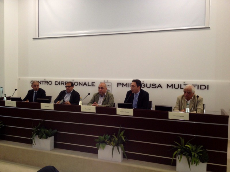tavolo relatori conferenza stampa