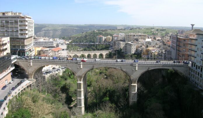 Giovane tenta il suicidio al ponte di via Roma