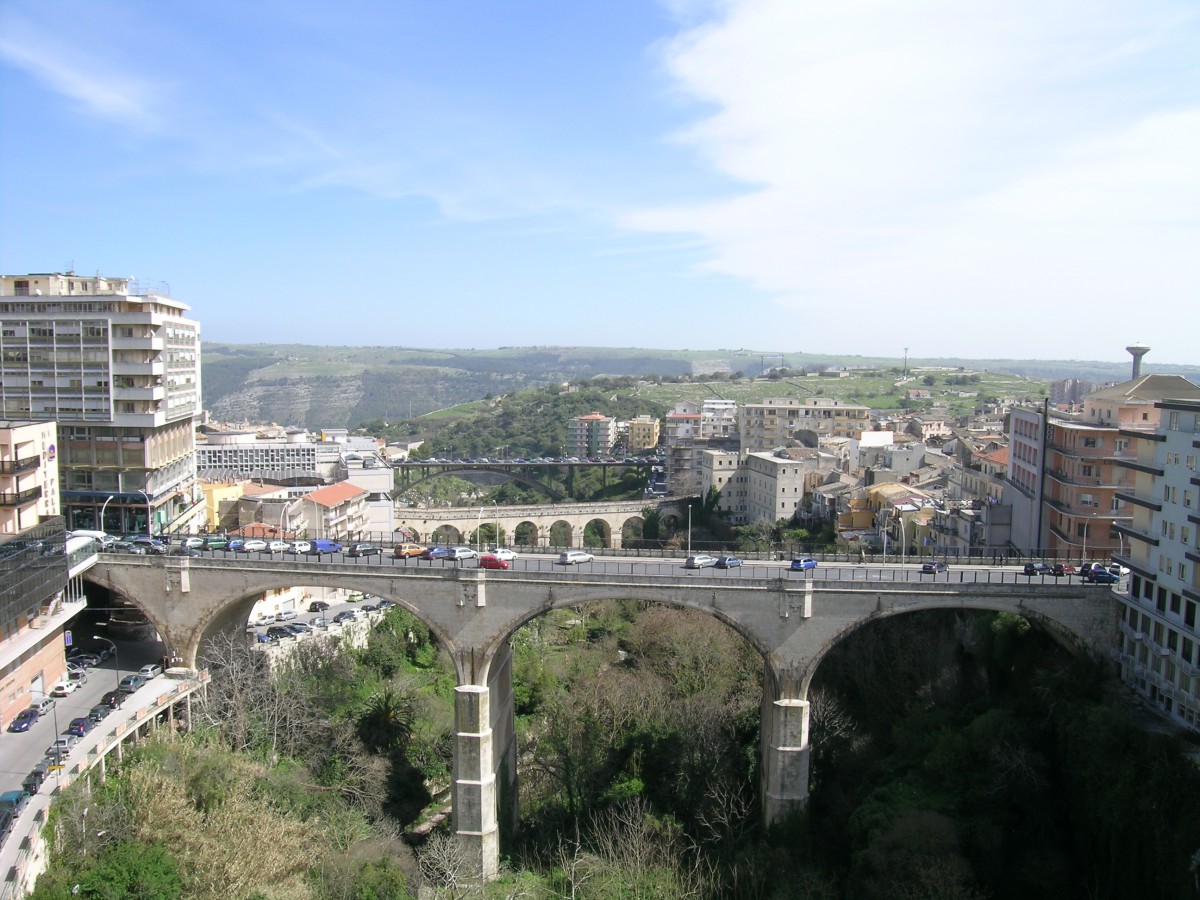 Giovane tenta il suicidio al ponte di via Roma
