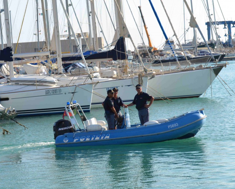Polizia in barca