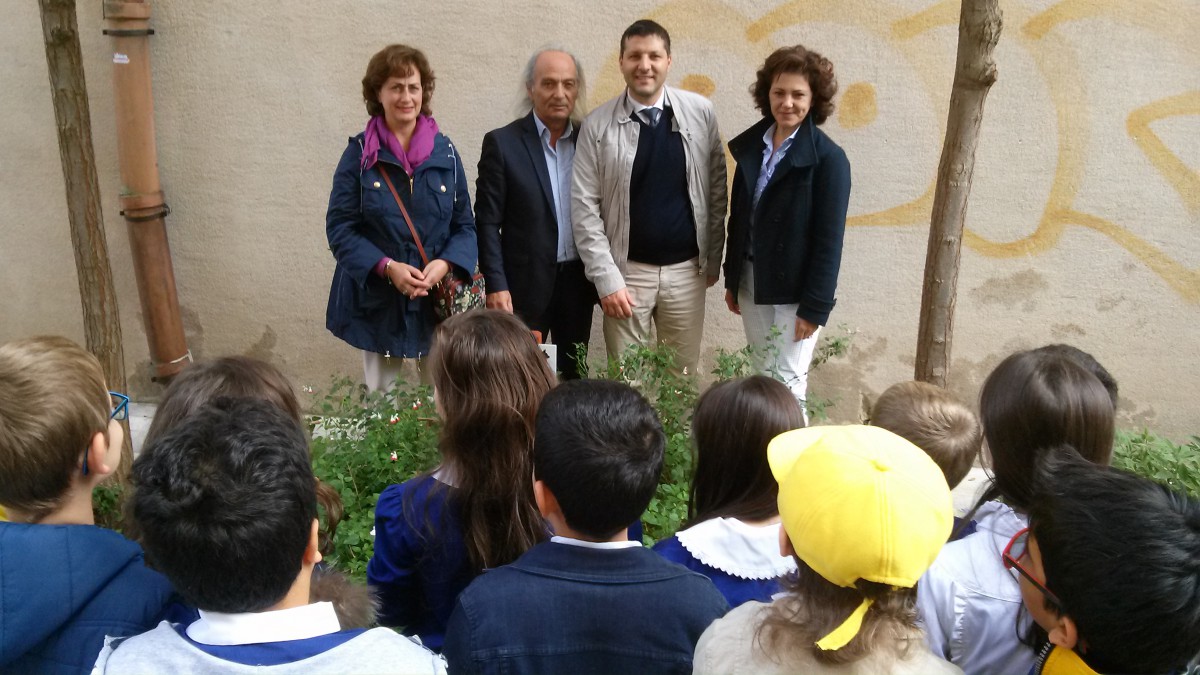 I bambini della scuola Ecce Homo adottano tre aiuole di via Roma