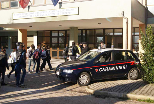 Droga vicino le scuole, un arresto