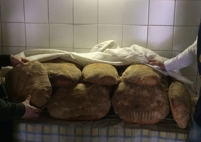 Il pane in un forno abusivo