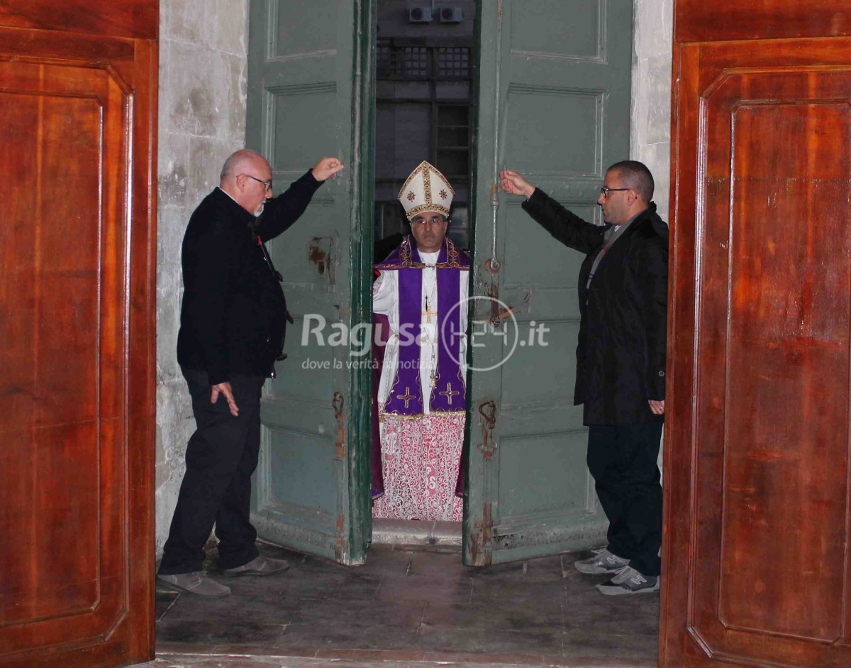 il vescovo apre la porta della misericordia
