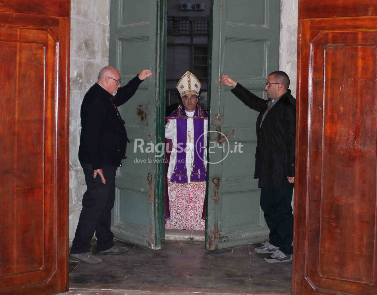 uno il vescovo apre la porta della misericordia