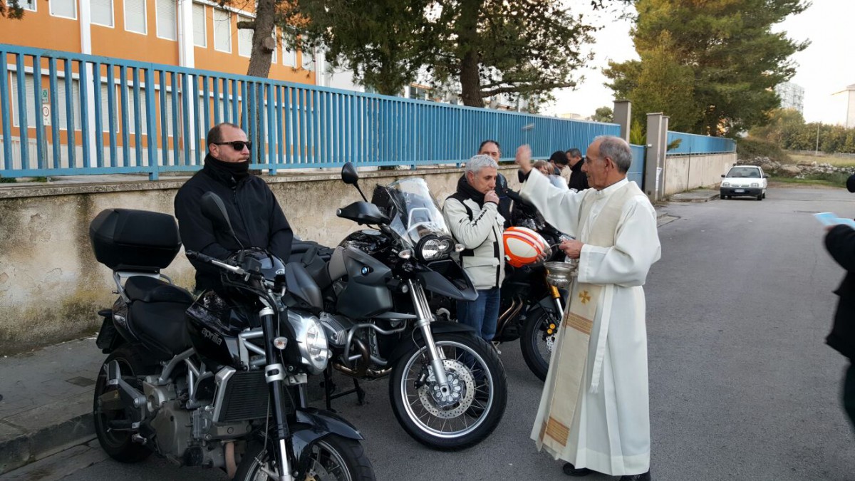 Benedizione dei motociclisti in moto