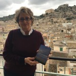 Ragusah24 – rimetti -debiti-libro-autrice