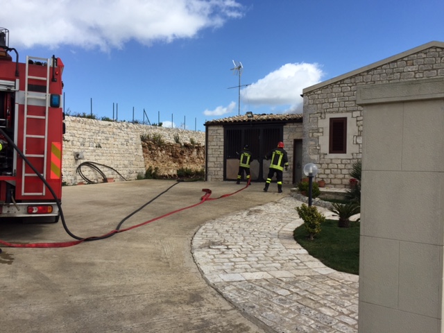 Incendio in una casa rurale, salvati due anziani