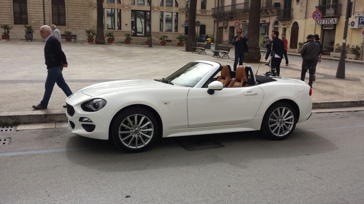 Modica come passerella per la Fiat 124 spider