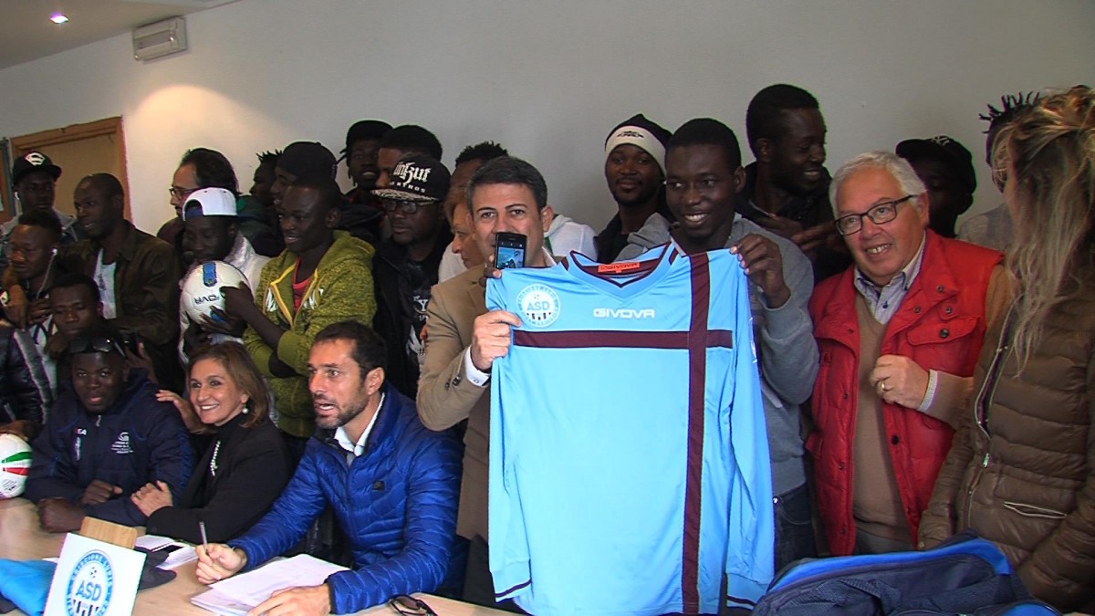 Dai barconi al campo di calcio