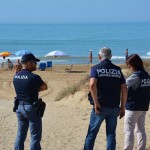 foto polizia punta braccetto arresto