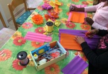 Fiori e papillon in cartapesta alla Proxima di Ragusa: “Anche così aiutiamo a dimenticare i soprusi”