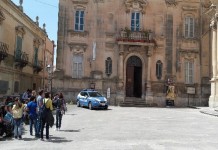 Installa un software nel cellulare della moglie per spiarla