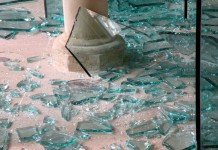 Con l’auto contro il supermercato, per rubare. Ma scatta l’allarme e scappano