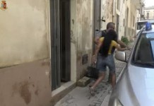 Casa a luci rosse in pieno centro storico, la Polizia mette i sigilli