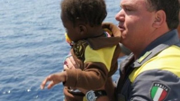 sbarchi_immigrati_bimbo-620x350