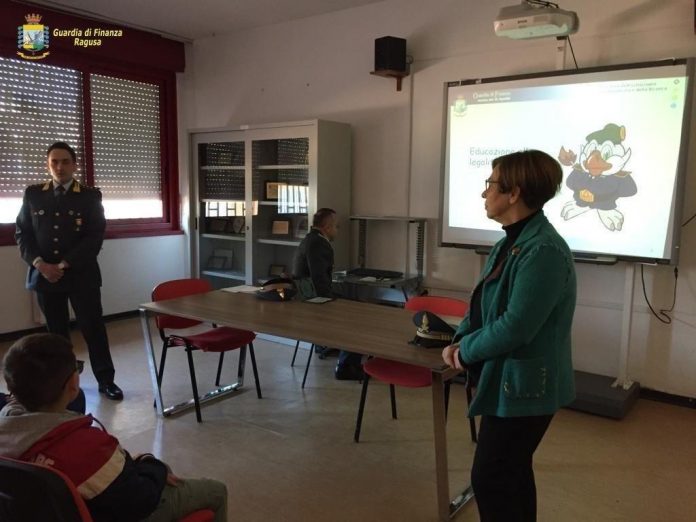 Guardia di Finanza incontra gli studenti