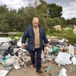 Il consigliere comunale Gianni Iurato tra le discariche