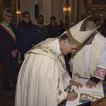 Il vescovo Cuttitta firma il registro delle autorità