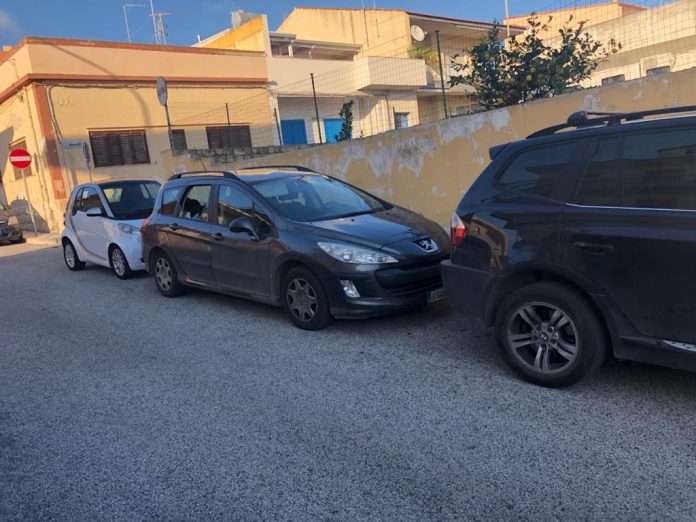 L'auto vandalizzata a scopo di furto a Marina