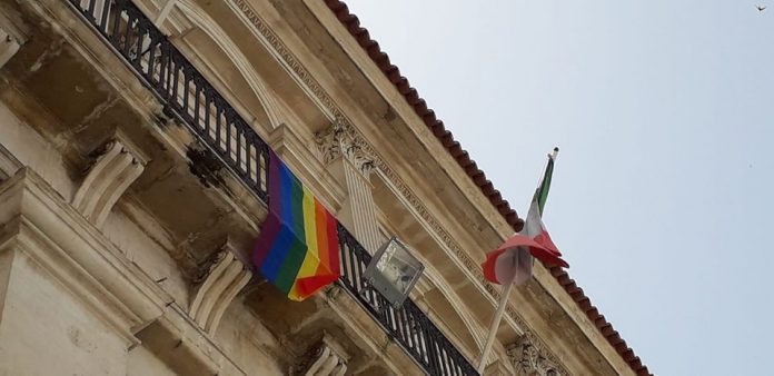 bandiera arcobaleno comune ragusa