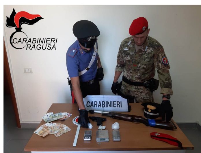 foto carabina e droga sequestrata vittoria
