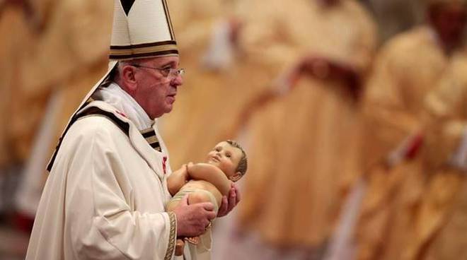 papa-francesco-messa-notte-di-natale-gesu-bambino-103021.660x368