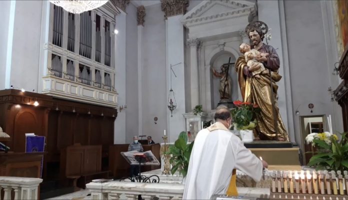 Il momento dell'accensione della lampada votiva
