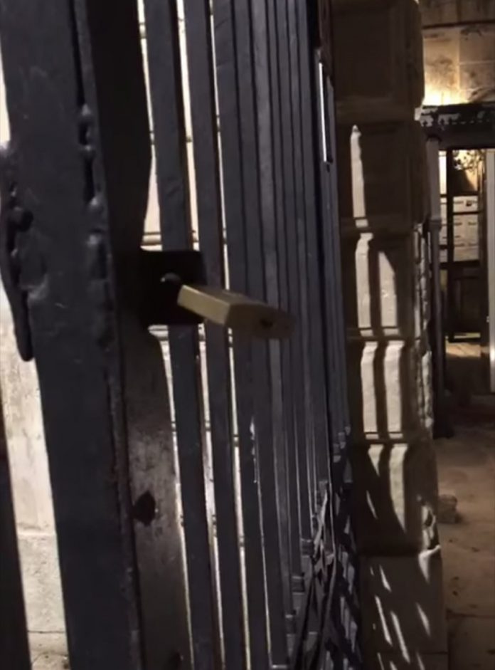 Cancello chiuso frame tratto dal video