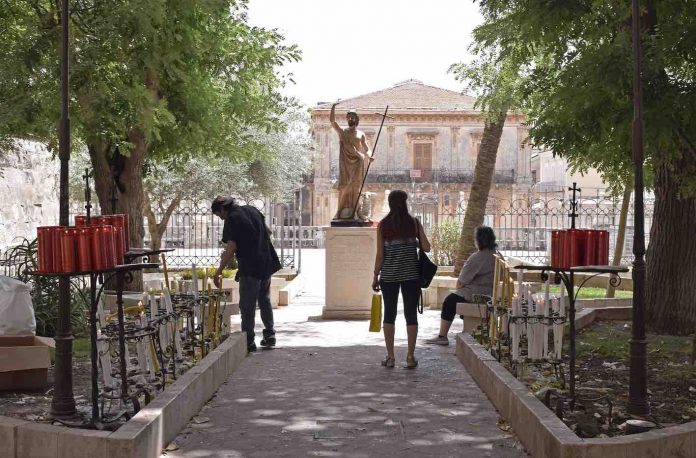 I devoti nel giardino della Cattedrale