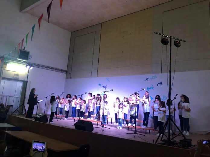 L'esibizione del coro Mariele Ventre
