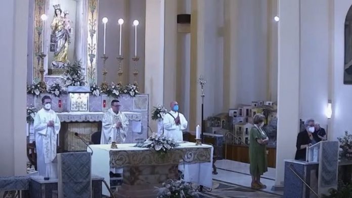 La messa presieduta dal parroco della Cattedrale