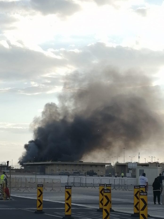 Le fiamme all'hotspot di Pozzallo
