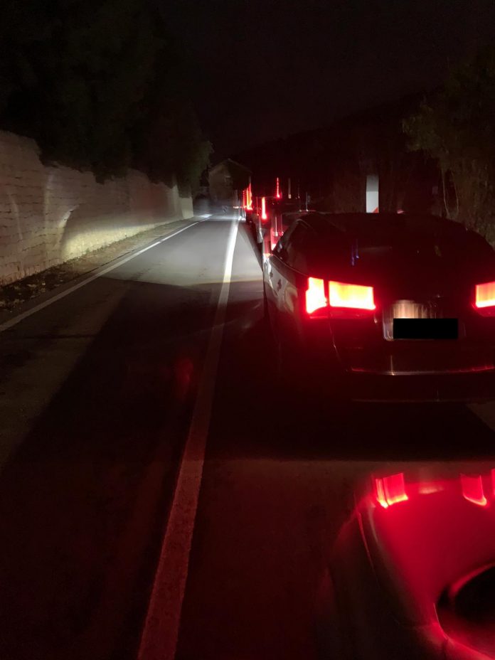 La fila di auto ieri sera ferma dinanzi al passaggio a livello di Ibla