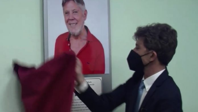 La scopertura della targa di intitolazione da parte del figlio Emilio
