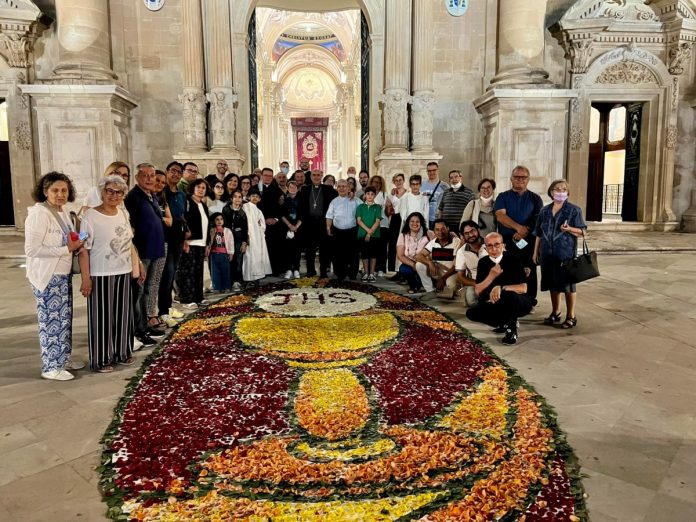 Il simbolo eucaristico con petali di rose