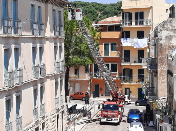 La squadra dei vigili del fuoco in azione a Ibla