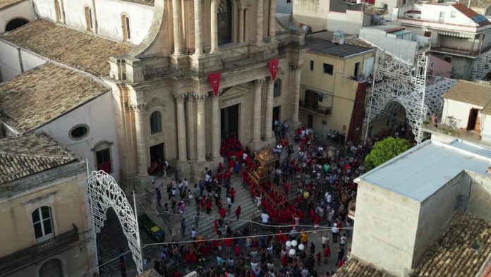L'ingresso del simulacro di San Bartolomeo nella sua chiesa visto dall'alto