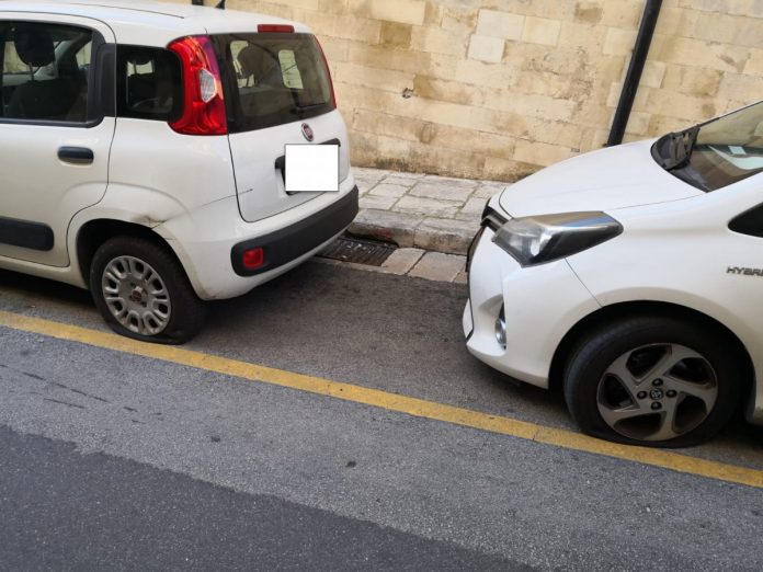 Pneumatici tagliati alle auto in sosta in via Ecce Homo