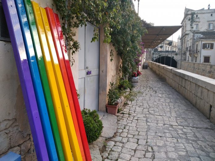 panchina arcobaleno scicli 2